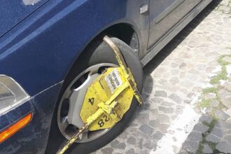Скоба на колело на автомобил за неправилно паркиране.