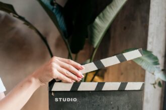 Снимки на нов сериал пред катедралата във Варна тази нощ.