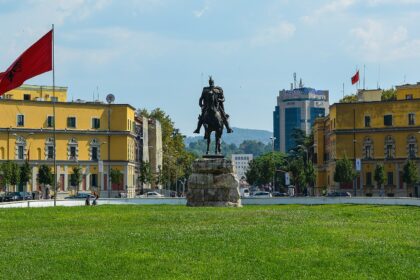 Албанската полиция разследва бомбени заплахи до институции на фона на протести