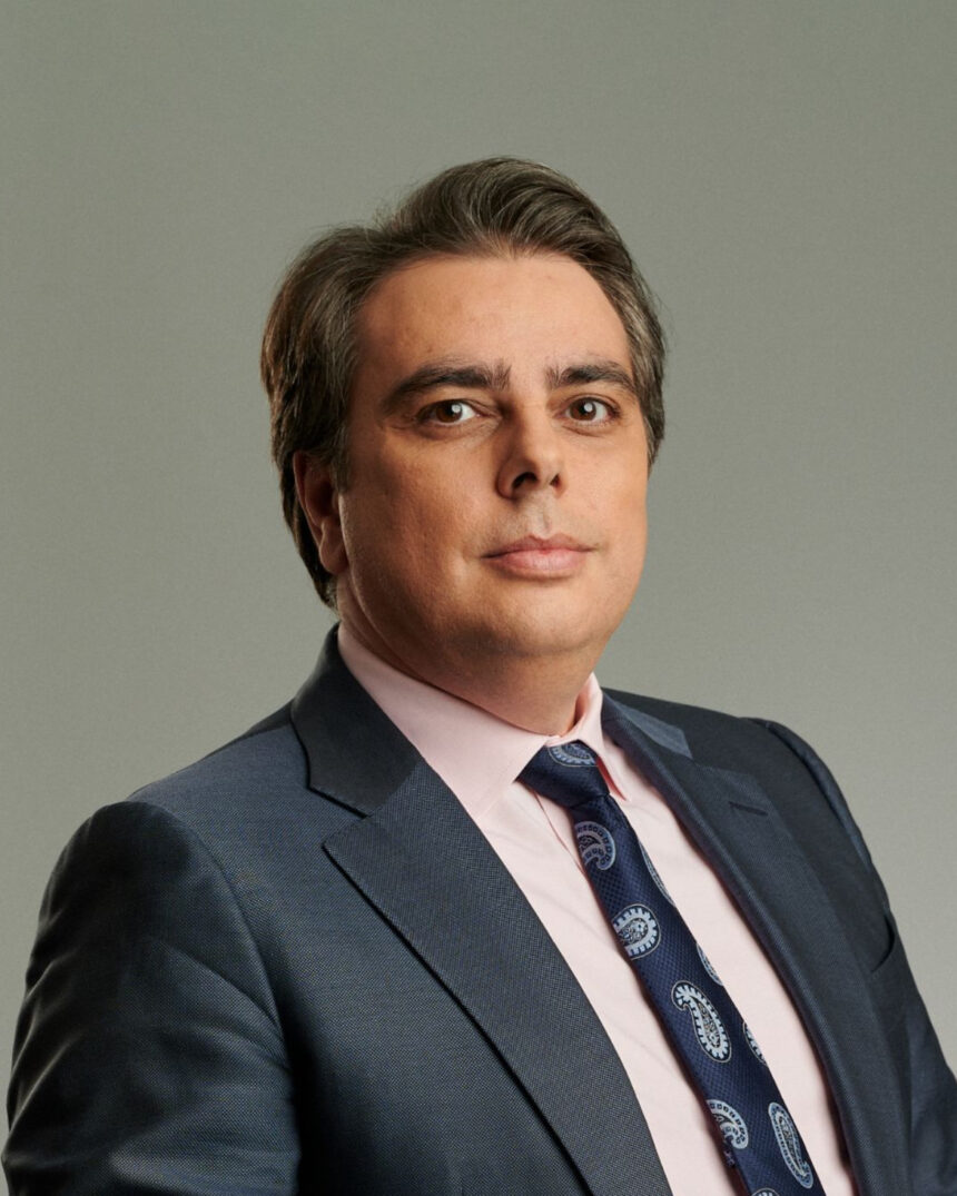 Асен Василев поиска Румен Радев да обясни отменените бюджетни текстове