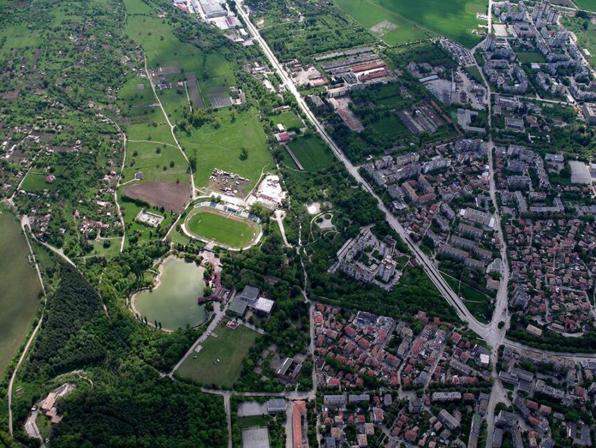 Младежи преобразиха пространството около читалище във „Въбел“