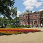 Ния Петрова преосмисля социалистически лозунги в изложбата „Артефакти“