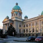 Сърбите гласуват на предсрочни избори след месеци на протести